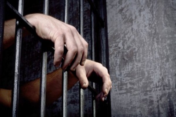 Bărbatul care şi-a abuzat sexual fiica vitregă rămâne între patru pereţi